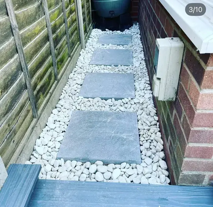 Porcelain paved side return path with cobble borders